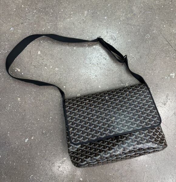Goyard Handbags - Goyard Capetien MM Black Messenger Bag
